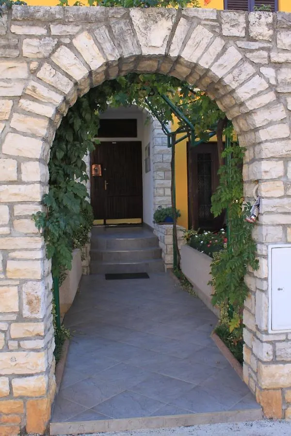 Apartments With A Parking Space Fazana - 7234 Croatie